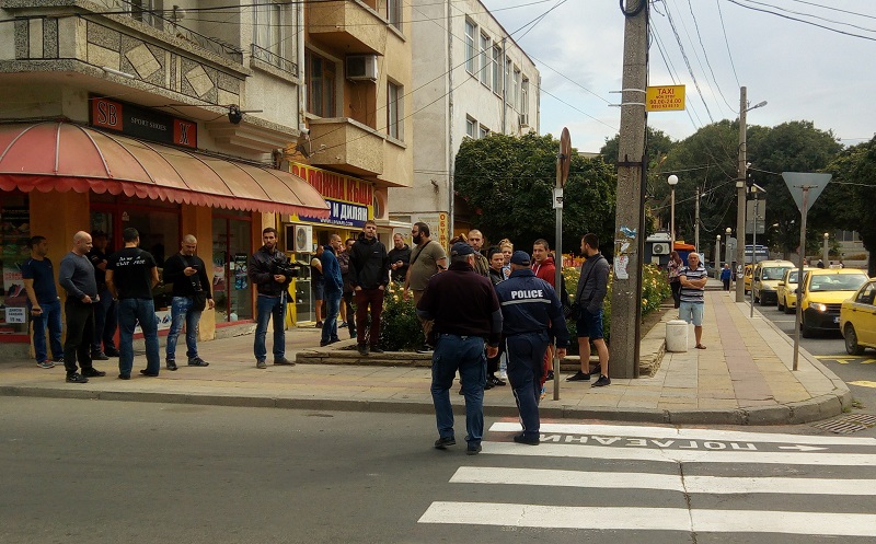 Двайсетина се разходиха в Айтос пред погледа на полиция и жандармерия