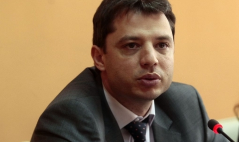 Парламентът ще гласува оставката на Делян Добрев