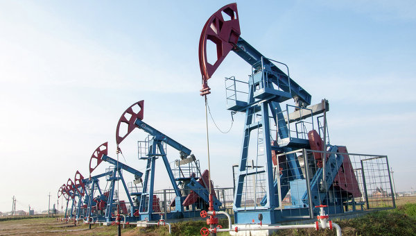 Нефтът поевтиня до стойностите си от 2004 година