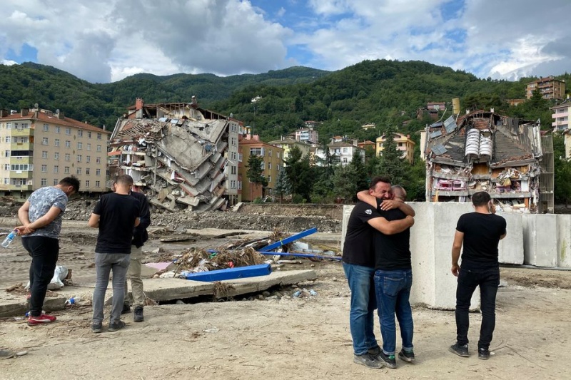 Десетки са загинали от наводнения и свлачища по черноморското крайбрежие на Турция
