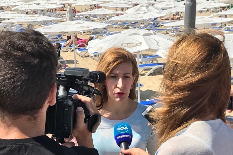 Министър Ангелкова се закани на стопаните на 10 плажа