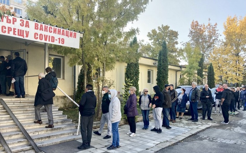 Опашка от желаещи да се ваксинират в Св. Анна в София