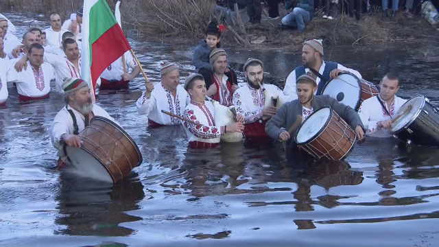 Богоявление е, мъжкото хоро се изви в ледените води на Тунджа