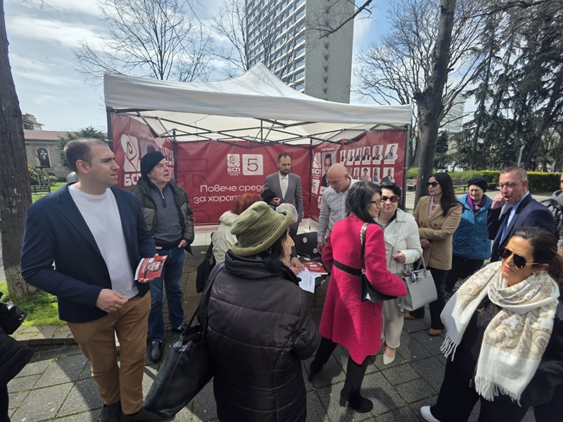 С петиция срещу войната БСП откри шатрата си в центъра на Бургас