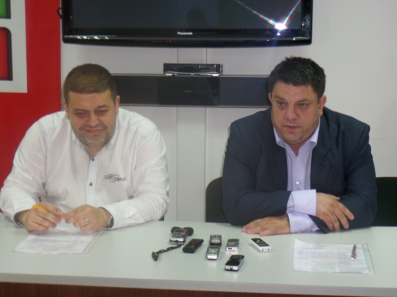 Делегатите на БСП гласуват в тъмната стаичка
