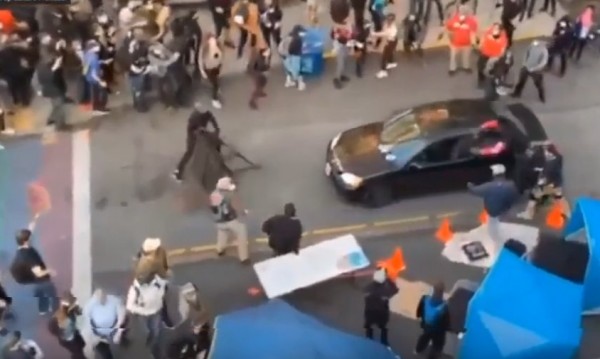 Кола се вряза в демонстранти в Сиатъл