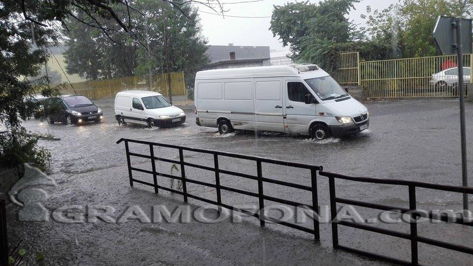 Навсякъде в Бургаско вали силен дъжд
