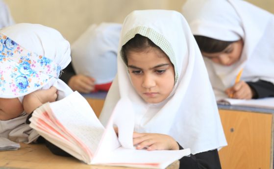 Момичетата в Афганистан няма да учат в гимназия