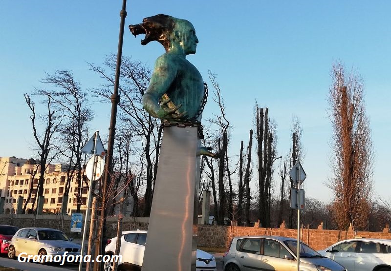 Сливенският митрополит: Скулптурата на Боян Мага на Морска гара да бъде демонтирана