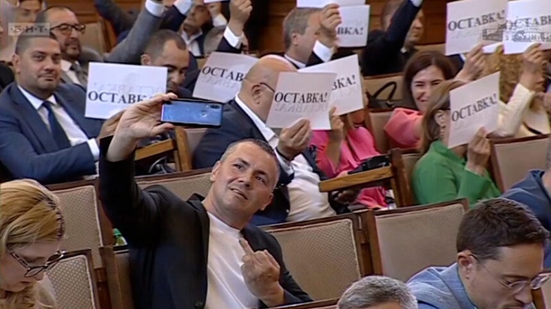 Наказаха Ицо Хазарта заради среден пръст в парламента
