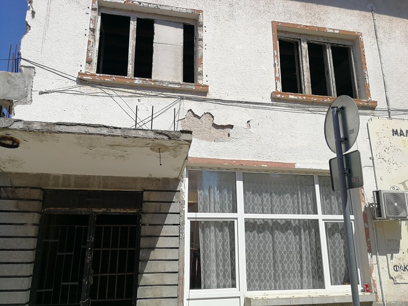 Общински съветник пита кога ще бъде обезопасена сградата до ОУ “Княз Борис I”