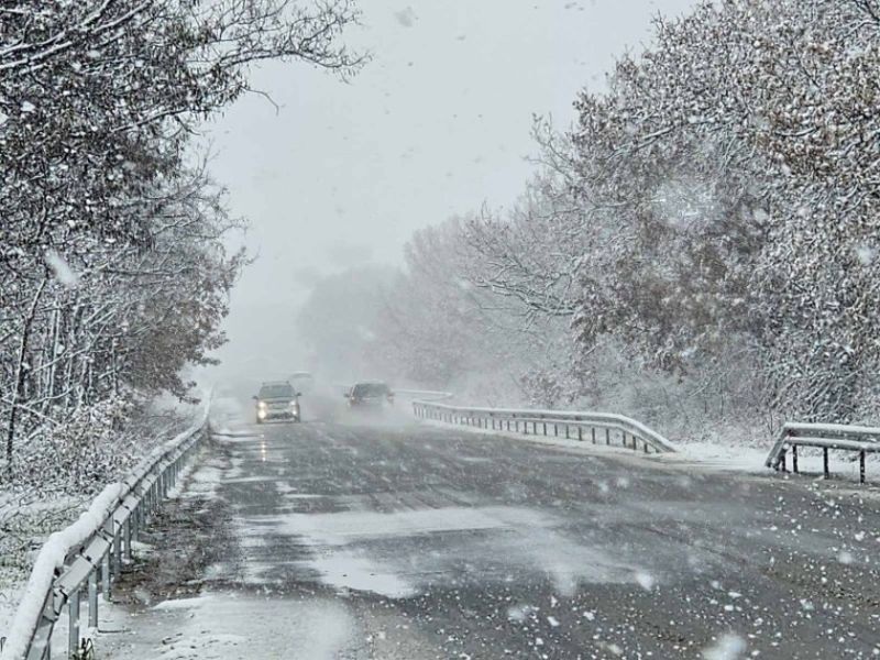 Облаци, дъжд и сняг днес, опасност от поледици