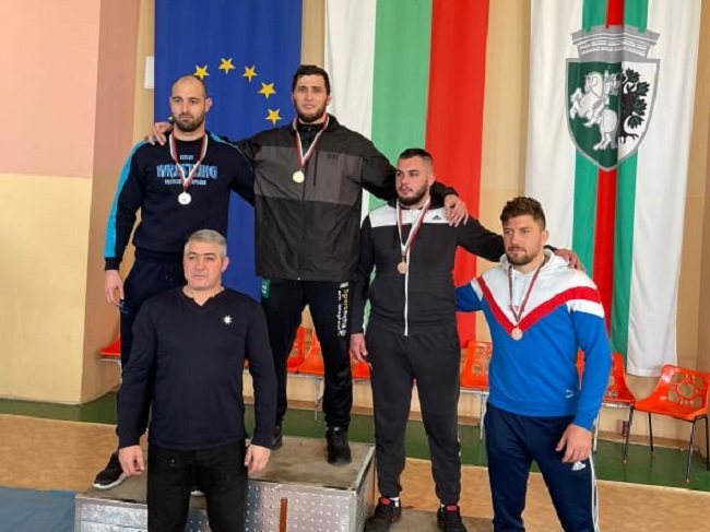 Руенският клуб по борба започна годината с бронзов медал
