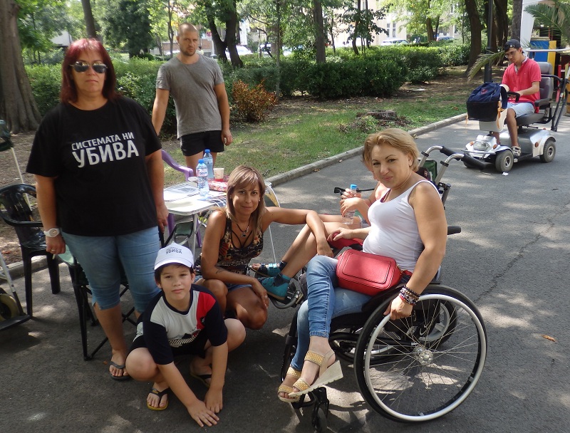 Бургаски родители на деца с увреждания след месец протести: Няма държава!