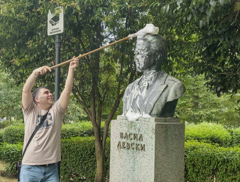 Пореден акт на братя Дадурян в чест на Апостола