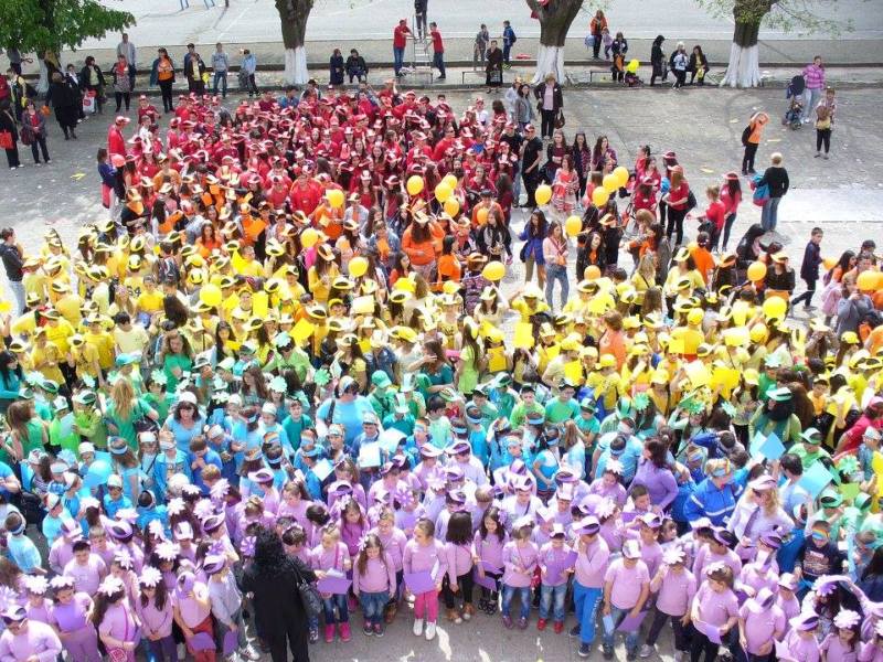 Деца от айтоското СОУ „Христо Ботев” образуваха най-голямата пъстроцветна дъга
