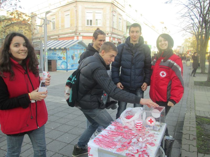 Доброволци от БМЧК-Бургас продаваха благотворително мартеници в помощ на деца