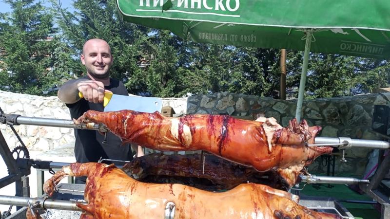 Печени прасенца и ребърца на чеверме в равадиновския замък (СНИМКИ)