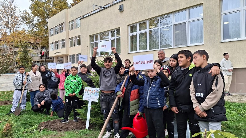 Горски служители и ученици от Елхово и Болярово засадиха „Градинки на приятелството“ 