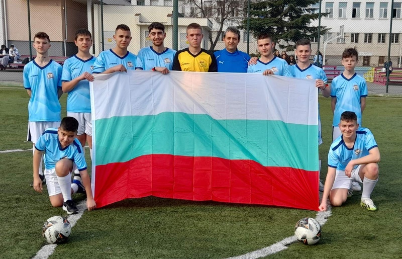 Ученици от СУ „Иван Вазов“ и Строителния играха футбол в името на изкуствата и спорта