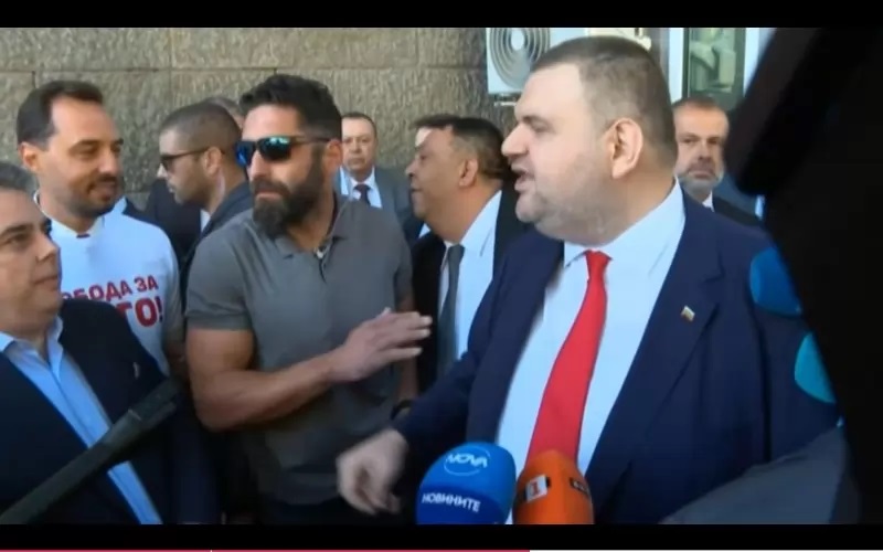 ПП принуди Пеевски да влезе пеш в парламента
