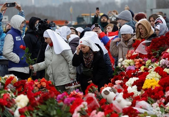 Приключи издирването на тела сред отломките на концертната зала в Москва