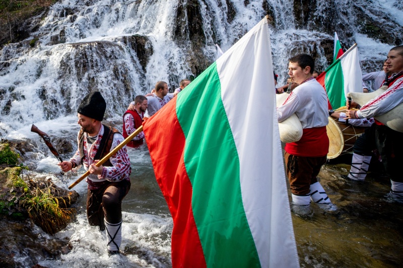 Мъжко хоро във водите на Докузак край Малко Търново на Богоявление