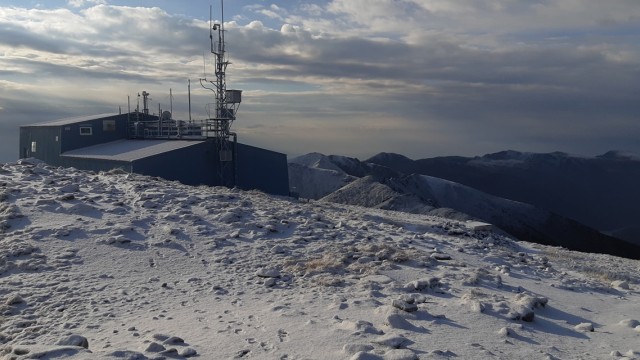 Вадете зимните дрехи: Сняг покри района на връх Мусала