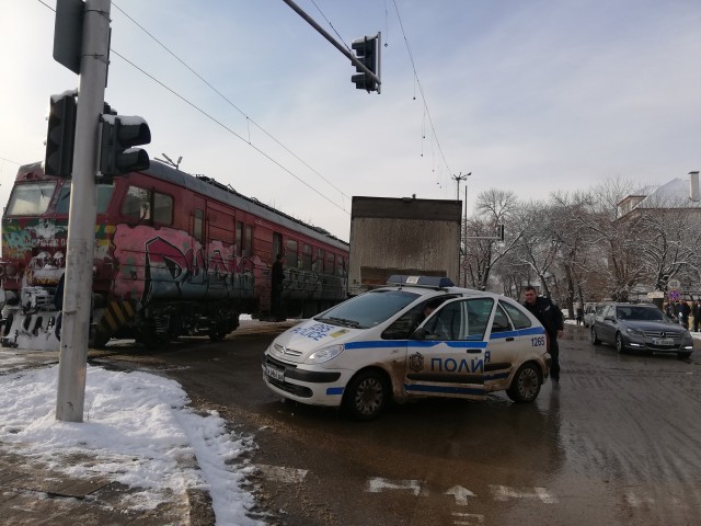 Влак удари камион на прелез в Монтана