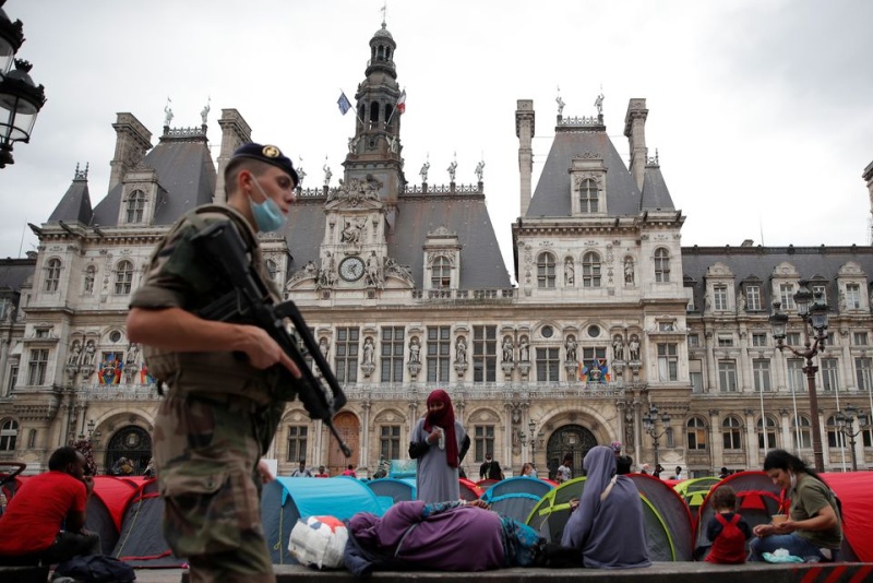 9000 полицаи и военни в Париж ще следят дали се носят маски на Нова година