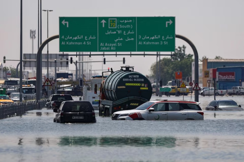 Авиокомпании подновиха полетите си след наводненията в Дубай