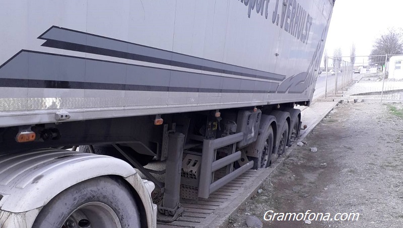 Камиони унищожават шахтите на натоварена улица, шофьори искат подмяната им