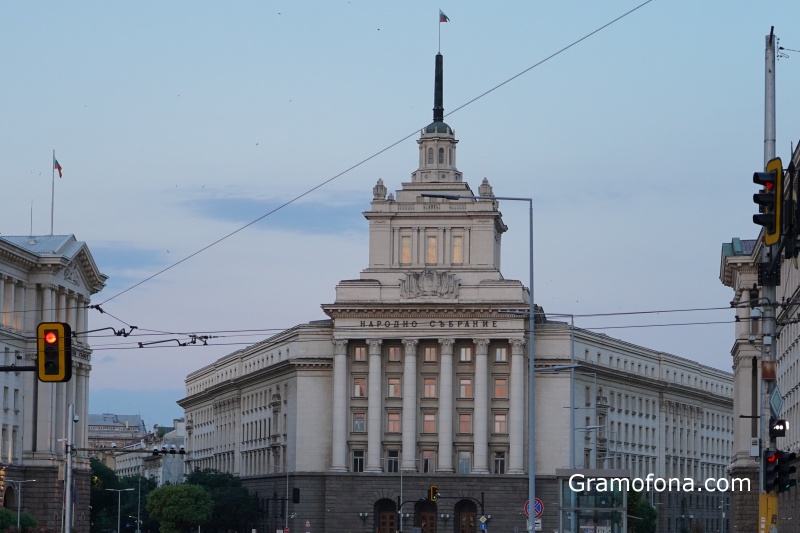 Партиите, подкрепящи влизането в еврозоната, имат план срещу референдума