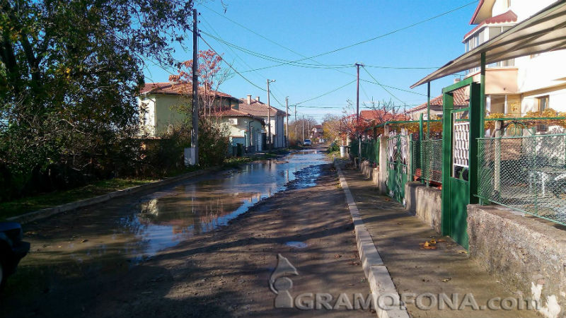 Обещаха асфалт на Банево