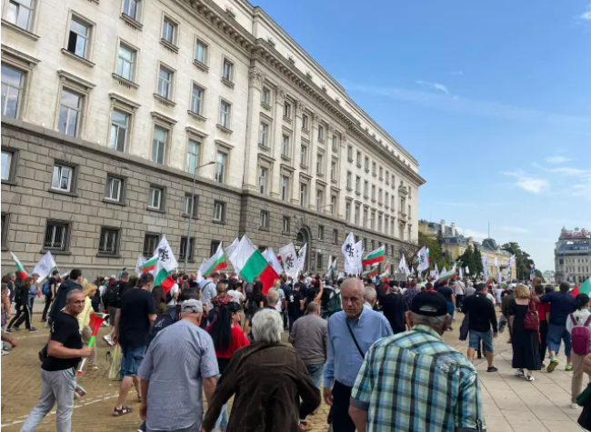Шествие на Възраждане: Протестиращите събориха оградата на Паметника на Съветската армия