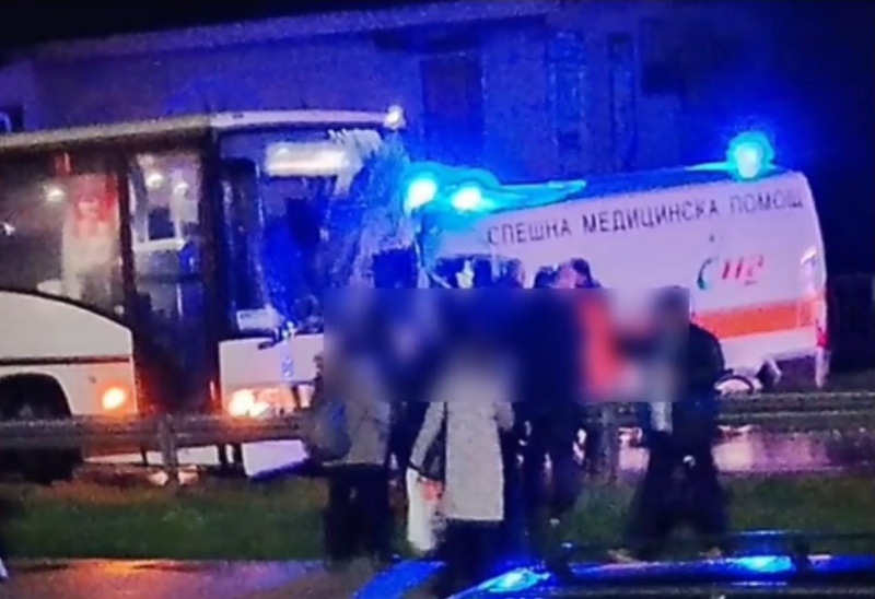 Шофьор на линейка загина при сблъсък с автобус