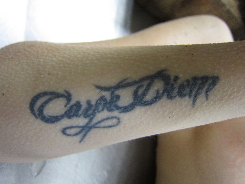 Намереното момиче има татуировка с надпис Carpe Diem