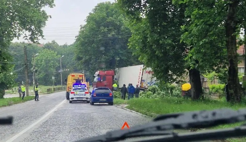 Тир се вряза в къща в центъра на врачанско село