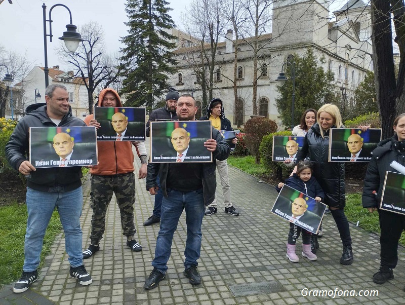 Ето как фенове на Гешев го посрещнаха в Бургас