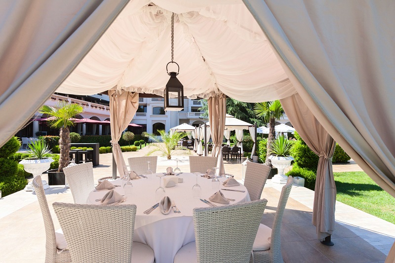 Търсите ресторант с разкошна лятна градина? Заповядайте в Средиземноморски ресторант "Салини"