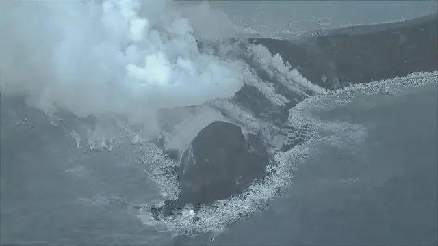 Зрелищно изригване: Вулкан изхвърля пепел и камъни на 200 м в небето 