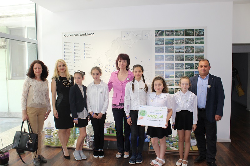 Ученици от ОУ „Георги Бенковски“ спечелиха конкурса „Мисли зелено“ на Кроношпан