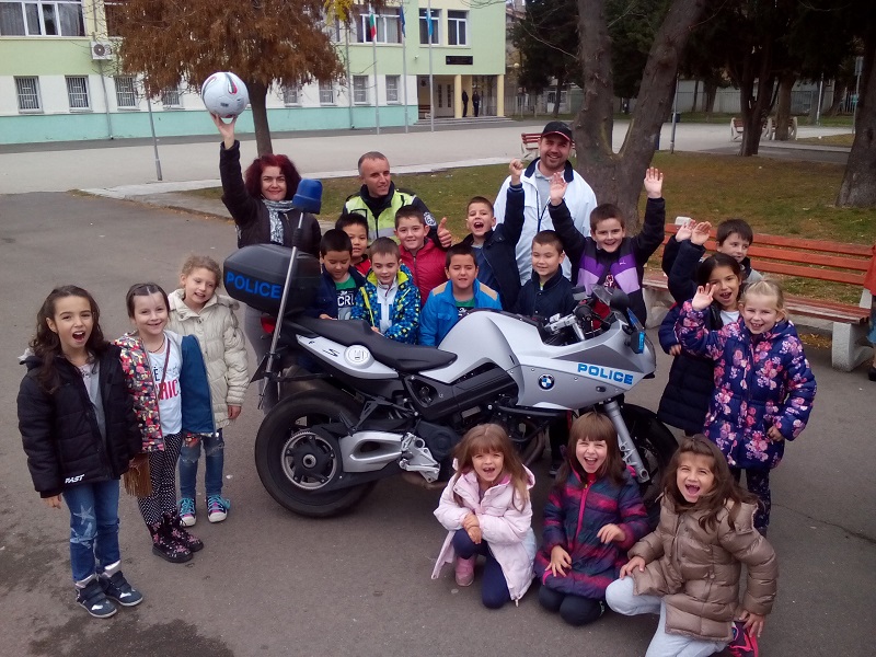 Над 200 ученици в Поморие се запознаха с правилата за пътна безопасност