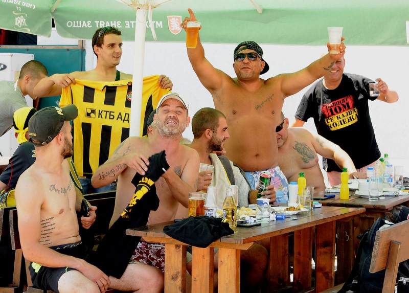 Феновете на Ботев-Пловдив загряват от плажа в Бургас