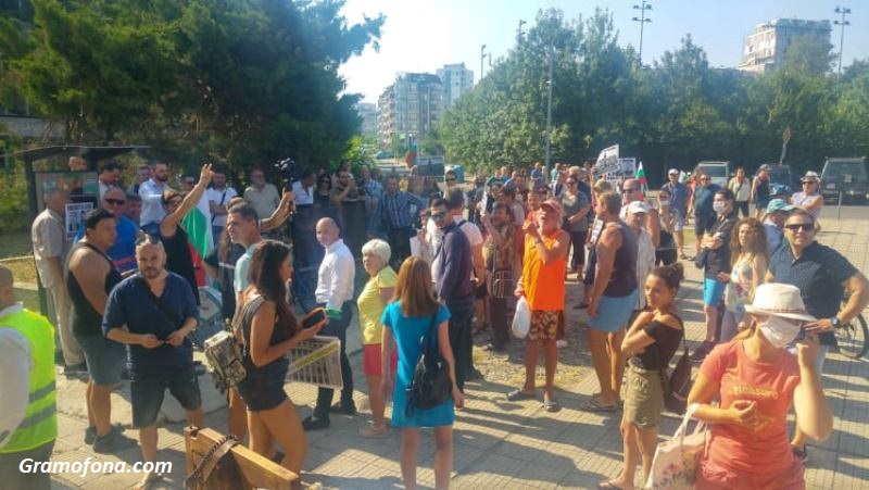 Бурни реакции и гайда на протеста пред местния парламент в Бургас