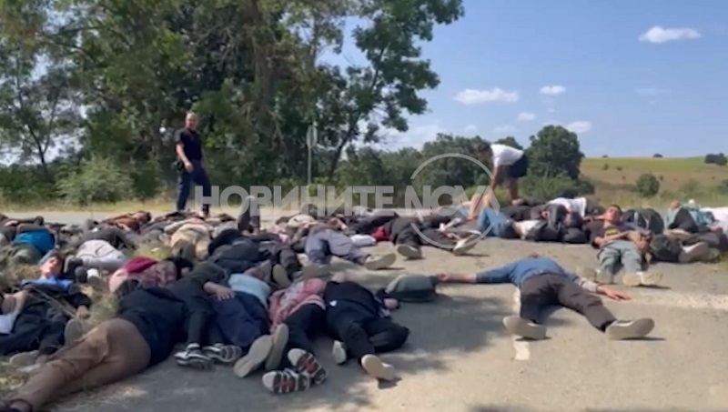 Десетки изтощени мигранти легнаха на път в Ямболско