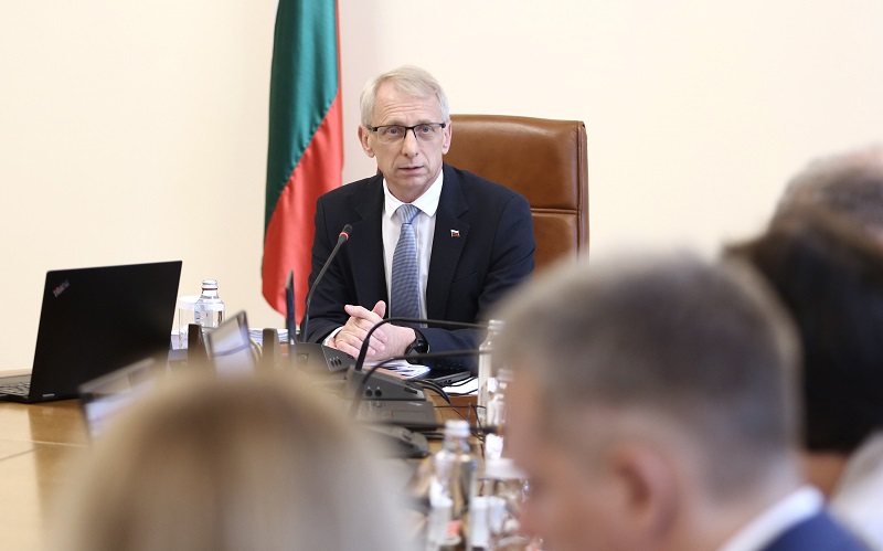 Премиерът: Няма да позволим повишение на цената на тока