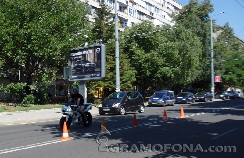 Полицията издирва шофьор-беглец, помлял мотоциклетист