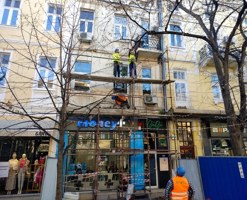 Обновяват поредна стара сграда на главната улица „Александровска“