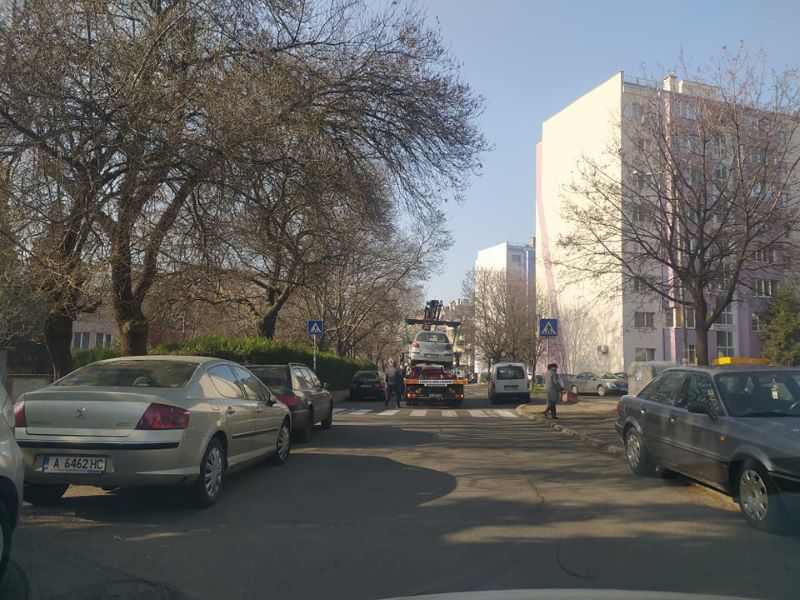 Внимание ! Паяк разчиства от неправилно паркирани коли к-с „Славейков“